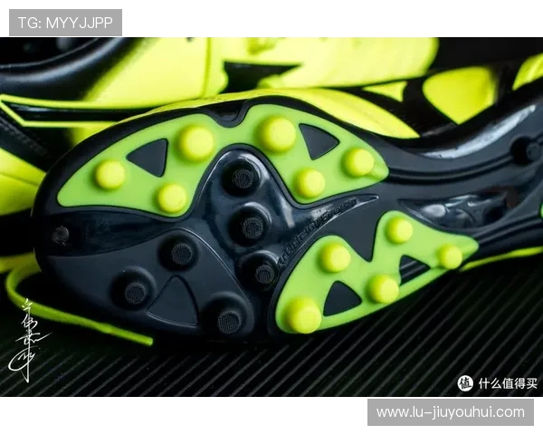 足球丁字鞋：助力足球运动员在赛场上快速启动与精准控制的必备装备